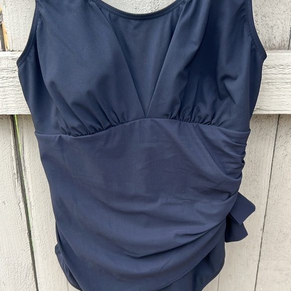 L.L. Beans Women's Shaping Swimsuit Flattering One Piece Swimwear Ruching Sz 8 - Picture 2 of 5